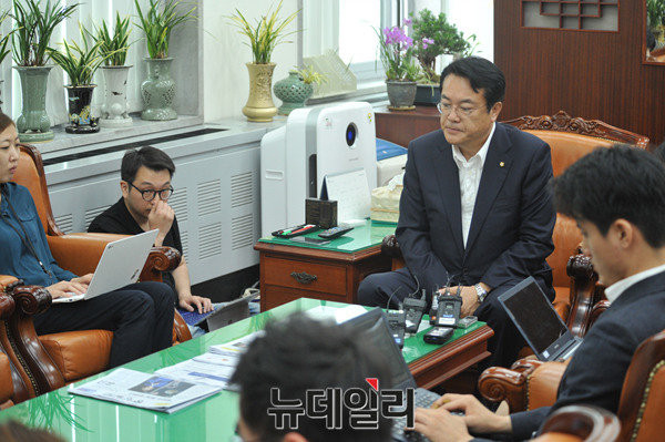 ▲ 새누리당 정진석 원내대표가 8일 국회본청 원내대표실에서 긴급 기자간담회를 열고, 국회의장을 야당에 양보할 뜻을 밝히고 있다. ⓒ뉴데일리 이종현 기자