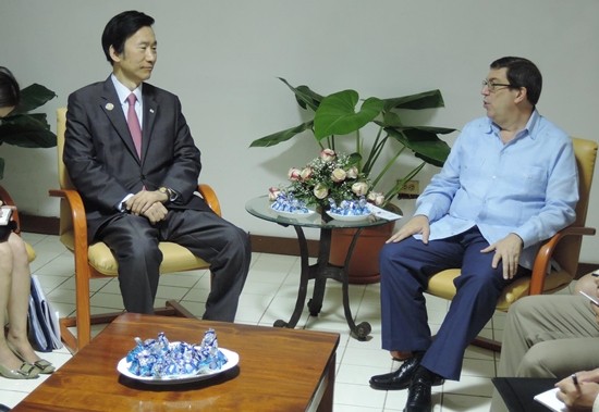 ▲ 5일(현지시간) (왼쪽부터)윤병세 외교부 장관과 브루노 로드리게스 쿠바 외교장관이 컨벤션궁에서 회담하고 있다.ⓒ외교부.