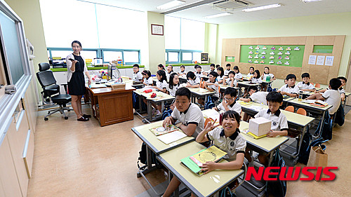 ▲ 서울교육청은 2020년까지 서울 시내 공·사립학교와 직속기관 1323곳 9만8,612실의 형광등을 LED조명기구로 전면 교체할 계획이라고 7일 밝혔다. ⓒ 뉴시스