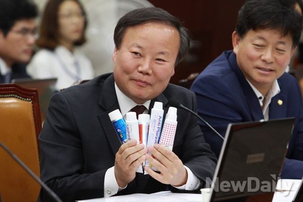 ▲ 2014년 국정감사 당시 식약청 등에 치약성분 문제에 대해 질의하고 있는 김재원 의원. ⓒ뉴데일리
