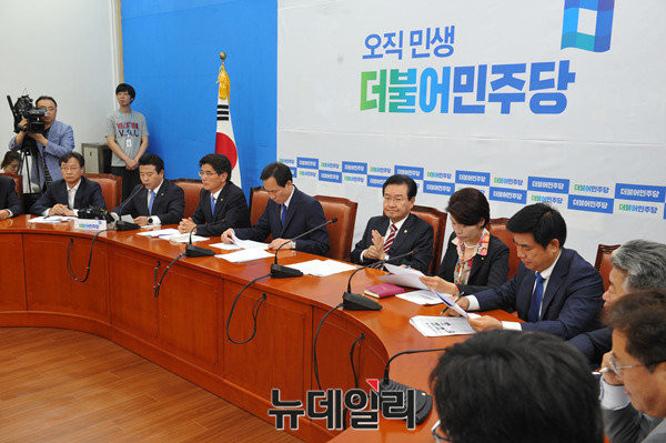 ▲ 더불어민주당 원내대책회의 모습.ⓒ이종현 기자