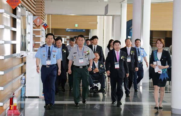 ▲ 8일 ‘2016 무기체계 시험평가세미나’에 참석하기 위해 관계자들이 대전컨벤션센터로 들어서고 있다.ⓒ대전시