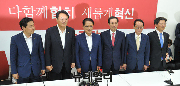 ▲ 원내교섭단체 3당(새누리당, 더불어민주당, 국민의당)의  원내대표-원내수석부대표가 원구성 협상 결과에 대해 발표하기 위해 새누리당 원내대표실에 모여있다. ⓒ뉴데일리 이종현 기자