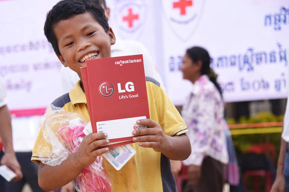 ▲ LG전자의 미얀마 이동진료소에서 진료를 마치고 나오는 아이. ⓒLG전자