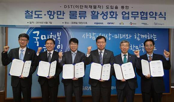 ▲ 코레일은 7일 대전사옥에서 부산항만공사, 한국철도기술연구원, CJ대한통운, 코레일로지스, 의왕ICD와 함께 'DST도입을 통한 철도, 항만물류 활성화 업무협약'을 체결했다. 왼쪽부터 박근태 CJ대한통운 대표이사, 김기환 한국철도기술연구원 원장, 우예종 부산항만공사 사장, 홍순만 코레일사장, 김명열 코레일로지스 대표이사, 김승영 의왕ICD 대표이사.ⓒ코레일