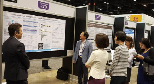 ▲ 한미약품이 지난 3일부터 7일까지 미국 시카고에서 열린 제52회 미국임상종양학회에서 'HM95573'의 임상 1상 시험 중간결과 등을 게시하고 있다. 한미약품 제공