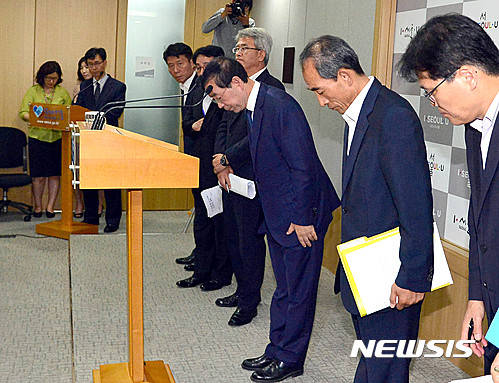 ▲ 박원순 서울시장을 비롯한 서울시·지하철 관계자들이 7일 오전 서울 중구 서울시청에서 구의역 사고에 대한 서울시의 입장 및 향후 계획에 대해 발표 후 고개숙여 사과하고 있다. ⓒ 사진 뉴시스