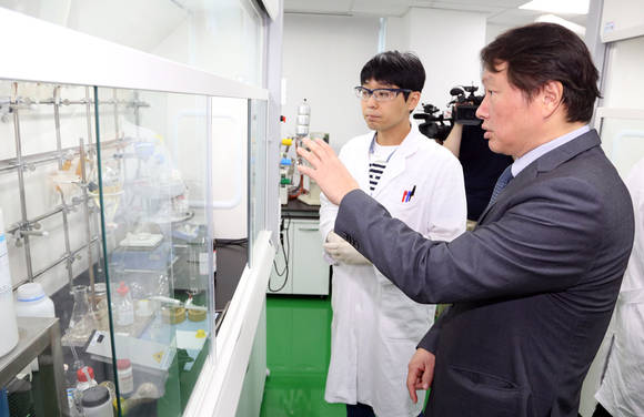 ▲ 최태원 SK 회장이 8일 SK바이오팜 생명과학연구원을 방문, 임직원들에게 글로벌 신약개발 성과를 격려했다.ⓒSK그룹