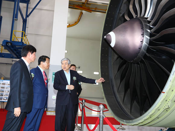 ▲ 조양호 한진그룹 회장(오른쪽)이 항공엔진테스트시설(ETC) 완공 기념행사에서 안상수 국회의원 등 내빈들에게 보잉 777 엔진에 대해 설명하고 있는 모습.ⓒ대한항공