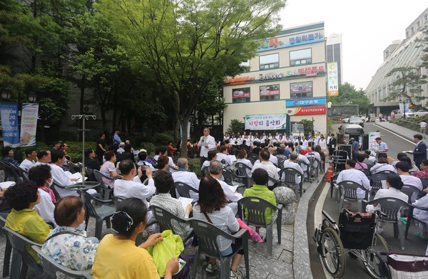 ▲ 계명대 동산의료원은 8일 병원 내 치유정원에서 ‘환우와 함께하는 사랑의 음악회’를 열었다.ⓒ동산의료원 제공