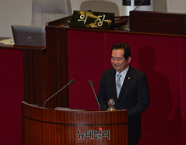 ▲ 9일 오후 서울 여의도 국회에서 열린 20대 국회 첫 본회의에서 전반기 국회의장으로 선출된 정세균 더불어민주당 의원이 소감을 밝히고 있다.ⓒ정상윤 기자