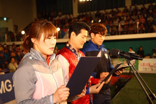 ▲ ‘씨름강령 낭독 사진왼쪽 임수정 선수, 오른쪽 최정만 선수.ⓒ보은군