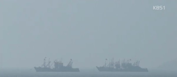 ▲ 연평도 북쪽 해상에 중국 어선이 줄지어 서 있는 모습.ⓒKBS 중계영상 캡쳐..