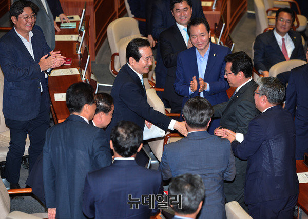 ▲ 20대 국회 원구성을 위한 국회의장 선출 투표가 9일 국회 본회의장에서 열렸다. 더불어민주당 정세균 의원이 국회의장으로 공식 당선됐다. ⓒ뉴데일리 정상윤 기자