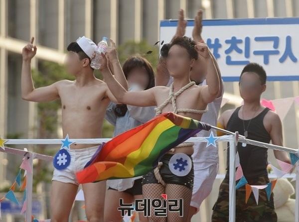 ▲ 동성애 축제 당시 '퀴어퍼레이드' 모습. ⓒ뉴데일리 DB