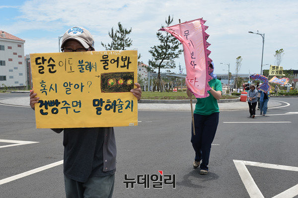 ▲ 해군기지 정문 앞에서 집회활돌하는 반대파 측.ⓒ뉴데일리 정상윤 사진기자