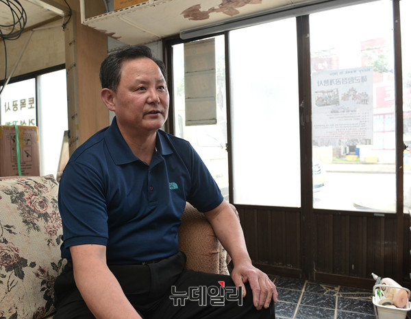 ▲ 뉴데일리 취재진과 인터뷰를 하는 강희상 씨. 그는 찬성파이지만 그의 동생은 반대파 활동을 했다고 한다. 때문에 그 누구보다 강정마을을 잘 아는 사람이다.ⓒ뉴데일리 정상윤 사진기자