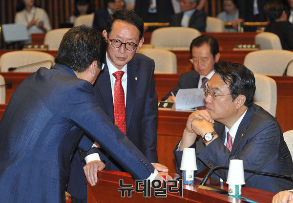 ▲ 새누리당은 9일 의원총회에서 상임위원장 선출에 있어 조정을 우선 원칙으로 할 것임을 밝혔다. 사진은 정진석 원내대표 (오른쪽)과 김도읍 원내수석부대표(왼쪽)가 논의하는 모습. ⓒ뉴데일리 이종현 기자