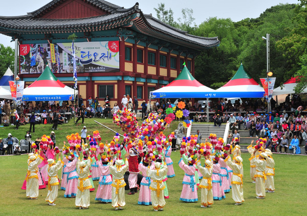 ▲ ‘제39회 경산자인단오제’가 9일부터 12일까지 경산시 계정숲 및 삼성현역사문화공원 일원에서 열리고 있다.이번 단오제는 주말 가족단위로 관람할 수 있는 공연이 다수 준비돼 있다.ⓒ경산시 제공