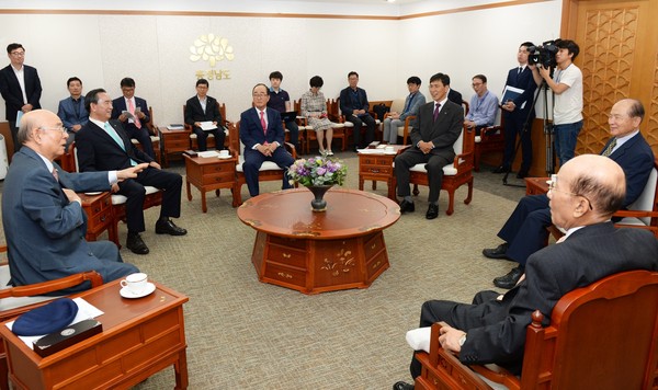 ▲ 안응모 전 충남도지사가 내포 신도시 충남도청에서 안희정 충남지사 등과 대화를 나누고 있다.ⓒ충남도