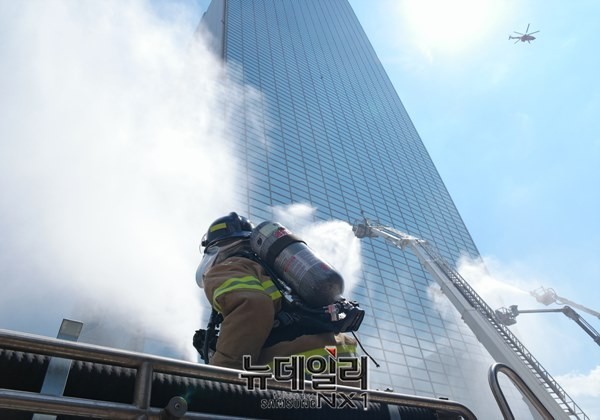▲ 2015 충무(忠武)훈련의 일환인 '민관 합동 초고층건축물 화재 대피훈련' 모습. ⓒ뉴데일리 DB