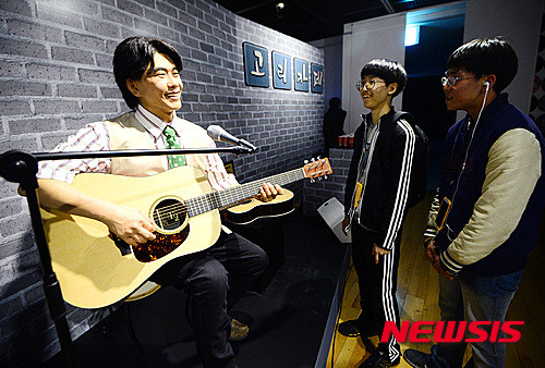 ▲ 지난 4월 1일 서울 종로구 대학로 홍익대 대학로 아트센터 갤러리에서 열린 '김광석을 보다: 만나다·듣다·그리다'에서 관람객들이 전시물을 보고 있는 모습.  ⓒ 뉴시스