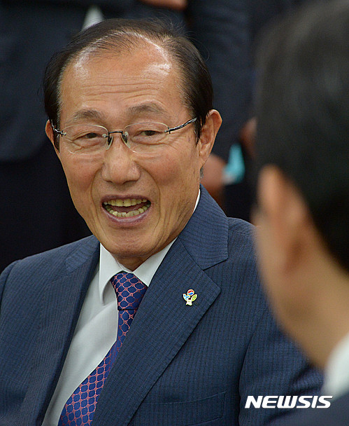 ▲ 이원종 대통령 비서실장이 10일 오전 서울 여의도 국회에서 정세균 신임 국회의장을 예방, 박근혜 대통령의 축하난을 전달한 뒤 환담하고 있다.  ⓒ뉴시스