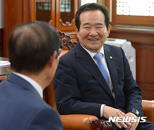 ▲ 정세균 신임 국회의장이 10일 오전 서울 여의도 국회 본청 집무실에서 박근혜 대통령의 축하난을 들고 온 이원종 대통령 비서실장의 예방을 받고 있다. ⓒ뉴시스