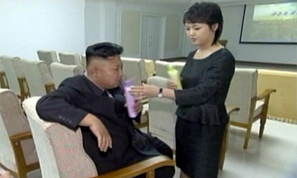 ▲ 정은이에게 뭔가를 먹이는 리설주. 김정은의 대남적화 망상은 여전한 모양이다. ⓒ北선전매체 화면캡쳐.