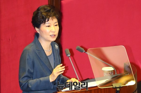 ▲ 박근혜 대통령이 지난해 10월 27일 국회 본회의장에서 시정연설을 하고 있다.ⓒ국회 사진공동취재단