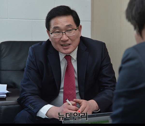 ▲ 10일 새누리당 정책워크숍에서 '20대 국회와 대선전략'에 대해 특강을 펼친 김장수 박사. 사진은 지난해 12월 말, 본지와 김장수 박사의 인터뷰 당시 모습. ⓒ뉴데일리 정상윤 기자