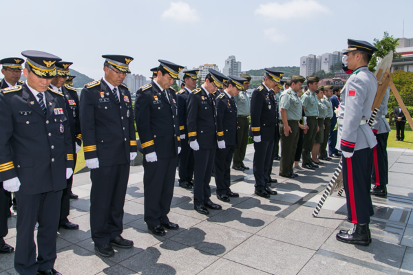 ▲ 부산지방경찰청은 10일 오전 11시 호국보훈의 달을 맞아 부산경찰청 지휘부와 선진치안 시설 견학을 위해 부산경찰청을 방문한 콜롬비아 소속 경찰관등과 함께 남구 대연동 소재 UN 묘지를 참배했다ⓒ부산경찰청