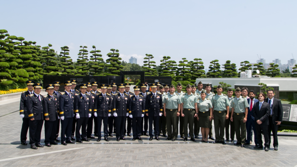 ▲ 부산지방경찰청은 10일 오전 11시 호국보훈의 달을 맞아 부산경찰청 지휘부와 선진치안 시설 견학을 위해 부산경찰청을 방문한 콜롬비아 소속 경찰관등과 함께 남구 대연동 소재 UN 묘지를 참배했다ⓒ부산경찰청