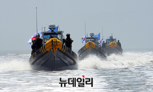 ▲ 단속작전을 펼치는 민정경찰 단속정.ⓒ합참