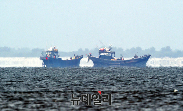 ▲ 한강하구에서 불법조업을 하는 중국어선.ⓒ합참