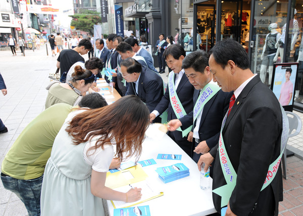 ▲ 청주시의회 김병국 의장과 동료의원들이 10일 청주 성안길에서 국립철도박물관 오송 유치 서명운동을 벌이고 있다.ⓒ청주시의회