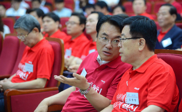 ▲ 새누리당 20대 국회의원 정책워크숍이 10일 경기도 과천 국가공무원인재개발원에서 열린 가운데, 워크숍 도중 정진석 원내대표와 김광림 정책위의장이 뭔가를 논의하고 있다. ⓒ뉴시스 사진DB