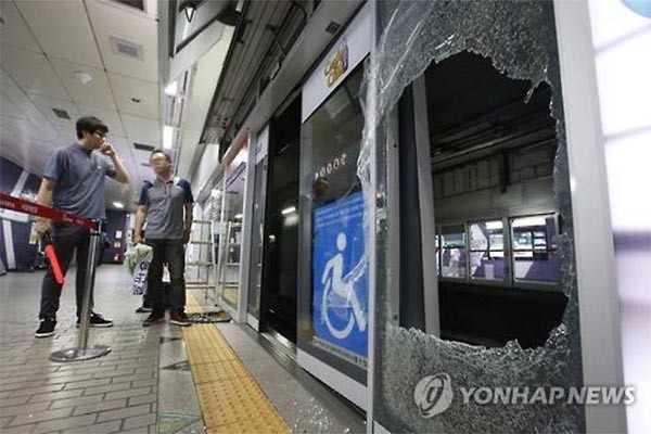 ▲ 2015년 8월 지하철 2호선 강남역에서 일어난 스크린도어 사고 현장. 서울메트로와 관련된 사고 소식은 잘 알려졌지만, 내부의 문제는 거의 보도되지 않았다. ⓒ연합뉴스. 무단전재 및 재배포 금지.