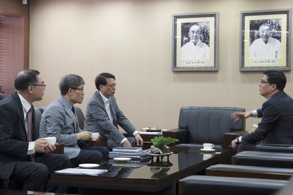 ▲ 청주대 김병기 총장(왼쪽 첫 번째)이 10일 오전 학내에서 박종찬 충북지방중소기업청장(오른쪽)을 만나 의견을 나눴다.ⓒ청주대