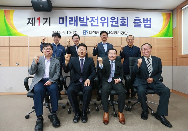 ▲ 앞줄 왼쪽부터 이형렬 대전보건대 교수, 강호정 배재대 교수, 박형순 기업인 겸 건양대 겸임교수, 임봉수 대전대 교수. 뒷줄 왼쪽부터 석문호 경영전략처장, 김택원 환경이사, 김근종 이사장, 송석근 경영이사.ⓒ대전시설관리공단