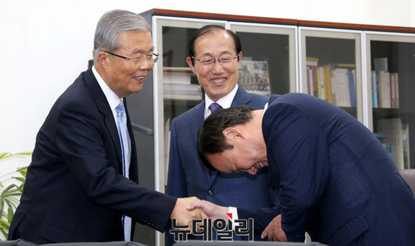 ▲ 10일 오후 더불어민주당 김종인 대표를 예방한 이원종 대통령 비서실장과 김재원 청와대 정무수석이 인사를 나누고 있다. ⓒ뉴데일리 정재훈 기자