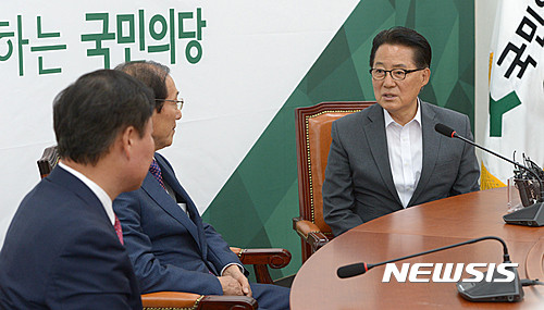 ▲ 박지원 국민의당 원내대표가 10일 오후 서울 여의도 국회 본청 집무실에서 이원종(가운데) 신임 대통령 비서실장과 김재원(왼쪽) 정무수석의 예방을 받고 있다. ⓒ뉴시스