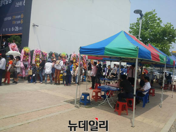 ▲ 시흥 은계지구 우미린 모델하우스 근처에 있는 내방객과 이동식 중개사무소의 모습이다.ⓒ뉴데일리