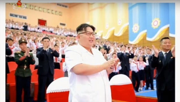 ▲ 지난 8일 북한 평양 만경대학생소년궁전에서 열린 조선소년단 창립70돌 축하 공연 자리에 참석한 김정은(앞)의 모습.ⓒ조선중앙tv 중계 영상 캡쳐.