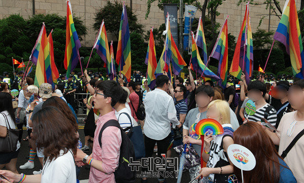 11일 서울 시청앞 시민광장에서 '2016 동성애 문화 축제'가 개최됐다. 이날 축제에는 동성애 지지자 1만여 명과 '동성애 반대'를 위한 기독교계와 시민 4,000여 명이 한 곳에 모였다. ⓒ뉴데일리 정상윤 기자