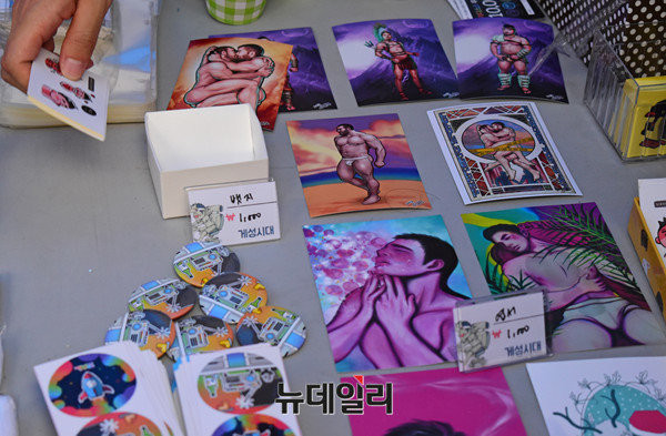 ▲ '2016 동성애 문화축제'에 마련된 부스에서는 남성이 서로 껴안고 있는 그림이 담긴 엽서, 남성 성기 모양 초 등이 판매됐다. ⓒ뉴데일리 정상윤 기자