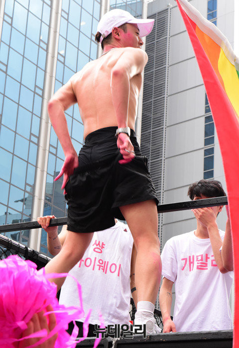 '2016 동성애 축제' 하이라이트 격인 '퀴어 퍼레이드'의 선봉 차량에 올라탄 '게이 남성'이 자신의 바지를 내려 보이는 등 '선정적인' 춤사를 보였다. ⓒ뉴데일리 강유화 기자