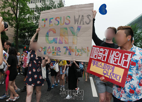 ▲ '2016 퀴어 퍼레이드'에는 기독교계를 겨냥한 피켓들이 다수 보였다.  ⓒ뉴데일리 정상윤 기자