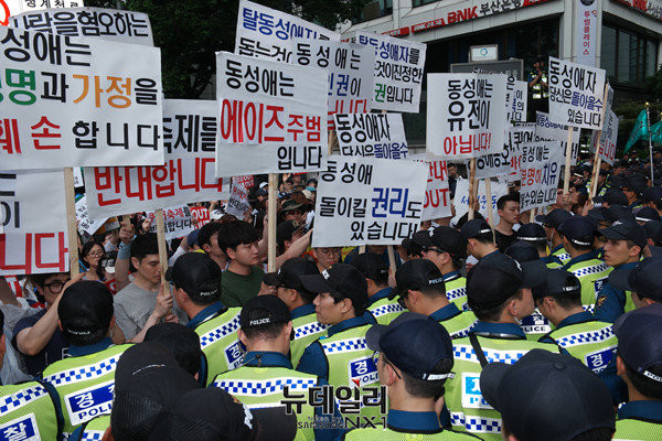 ▲ '2016 동성애 축제' 반대를 위해 모인 시민들이 "동성애는 유전이 아닙니다", "동성애 돌이킬 권리도 있습니다"등의 문구를 들고 서있어 경찰이 이를 막아섰다. ⓒ뉴데일리 정상윤 기자