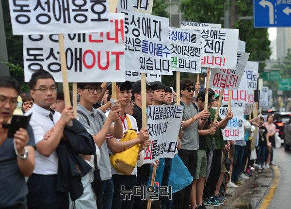 '2016 퀴어 퍼레이드' 행렬 길가에 '동성애 반대' 피켓을 들고 서있는 시민들. ⓒ뉴데일리 정상윤 기자